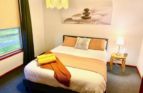 Redan Bed & Breakfast | Retro Riverside Redan, Ballarat