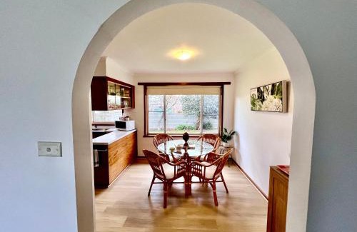 Redan Bed & Breakfast | Retro Riverside Redan, Ballarat