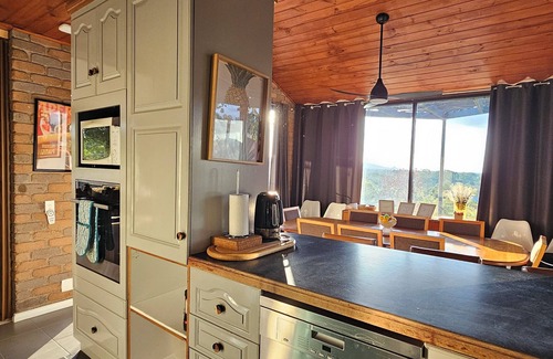 Wodonga House | Retro tri-split-level family home, outstanding views, large pool: Albury Wodonga