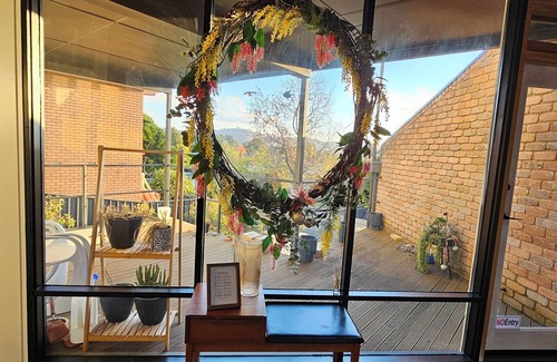 Wodonga House | Retro tri-split-level family home, outstanding views, large pool: Albury Wodonga
