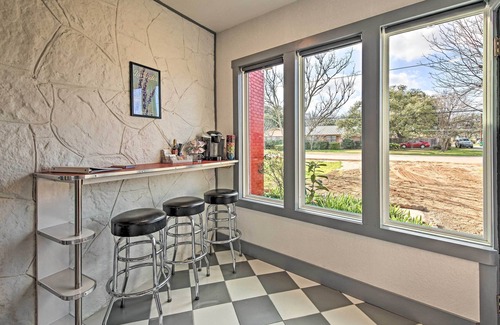 Blanco Cottage | Retro Updated Blanco Abode - Steps to Main Street!