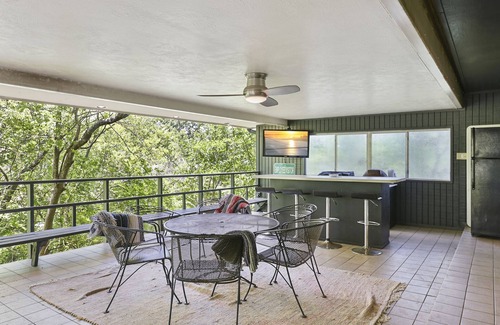 College Station House | Reunion House: 6BR/4.5BA midcentury modern gem, 12 minutes from Kyle Field