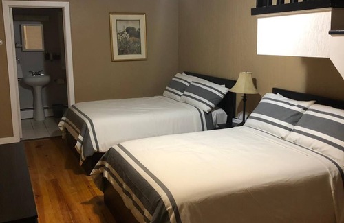 Roscoe Apartment | Reynolds House Inn - Motel Strip - 3