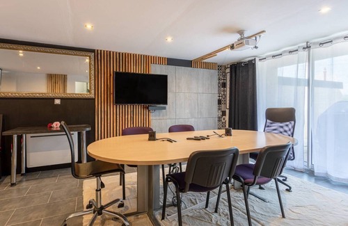 La Ferriere Apartment | Rez-de-jardin Salle de Réunion