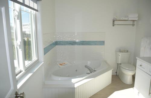 Newport Hotel | Rhea's Inn by the Sea