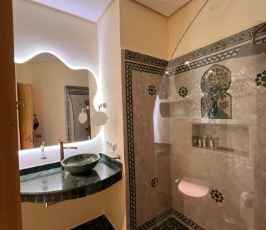 Gueliz Apartment | Riad Appart F3 Exceptionnel à Guéliz - À 5 min de la gare - Piscine, Wi-Fi et parking au cœur de Marrakech