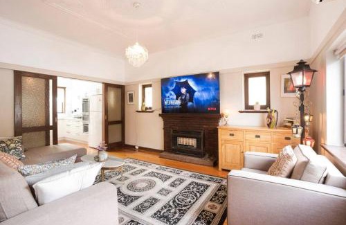 Richmond North House | Richmond Delights - 4 Bedrooms and a Big Backyard