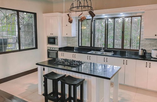 Malabag House | Ridgetop Resthouse with pool - 5 mins away from Tagaytay!