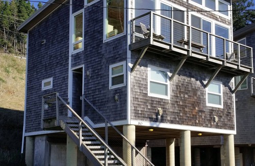 Happy Camp Hideaway House | Right across from the beach!