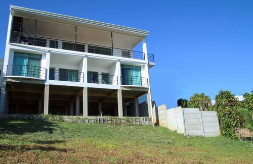 Cajon Condo | Right Unit: La Casa Blanca de Grecia