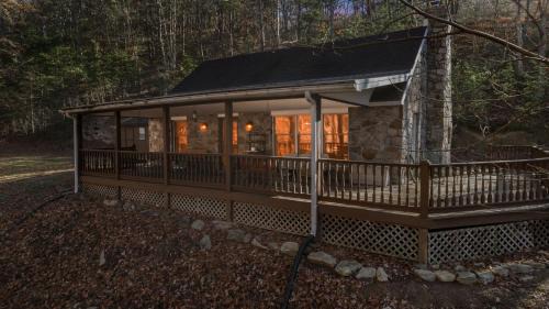 Great Cacapon Ski Chalet | River Access Loft Deck WiFI & Pet Friendly