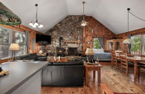 Great Cacapon Ski Chalet | River Access Loft Deck WiFI & Pet Friendly