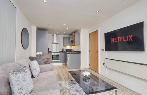 Leeds Apartment | River Canal View & Free Parking!