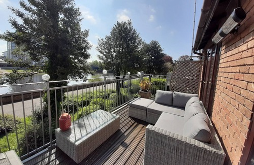 Nottingham House | River facing town house with balcony and parking at Trent Bridge.