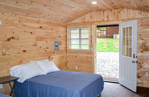 Harrogate Cabin | River Forge Cabin 54 - Cozy and Rustic 1 Bedroom Cabin - Creek Front