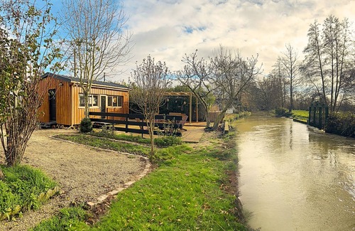 Saint-Avit-les-Guespieres Ski Chalet | Riverfront cottage with jacuzzi