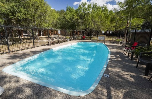 Sabinal Cabin | River Front cabin with access to shared pool!