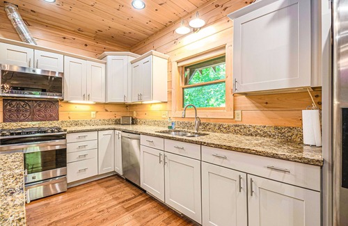 Talking Rock Cabin | River Front Escape Luxury Lodge, secluded nestled b/w Carter's Lake and Ellijay