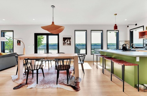 Malden House | River front luxury + hot tub, next to HITS