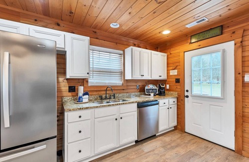 Walland Cabin | River Frontage♥Outdoor Fireplaces♥Hot Tub♥3 King Masters♥Secluded♥Easy Access