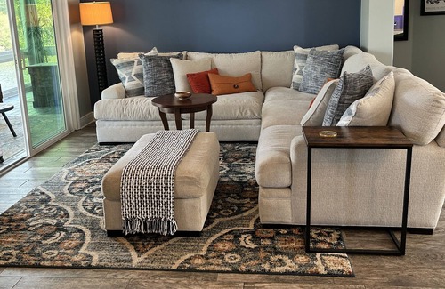 D'Iberville House | River house w/boat dock and deep water access. 10 min drive to shop & casinos!