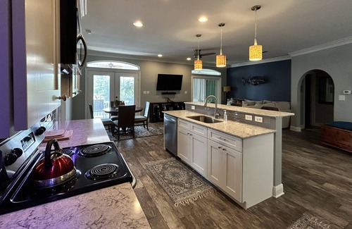 D'Iberville House | River house w/boat dock and deep water access. 10 min drive to shop & casinos!