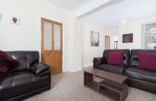 Llwchwr Apartment | River House with Parking