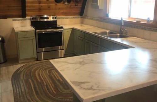Red River Cabin | RIVER IN YOUR FRONT YARD!/Suspended Fireplace/Perfect for Families & Groups/PETS