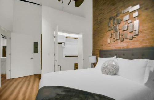 Near North Side Apartment | River North Rooftop With In and Out Parking 3