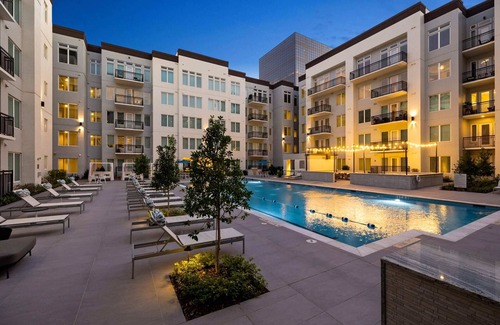 The Galleria Apartment | River Oaks 1 bedroom apartment with gym and pool