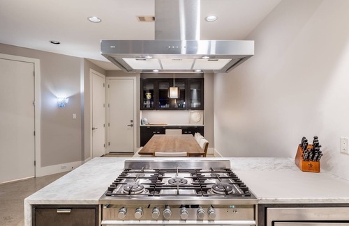 Hyde Park House | River Oaks Hideaway! Indoor Garden, Fountain, eBikes, Mid&Short Term Rental