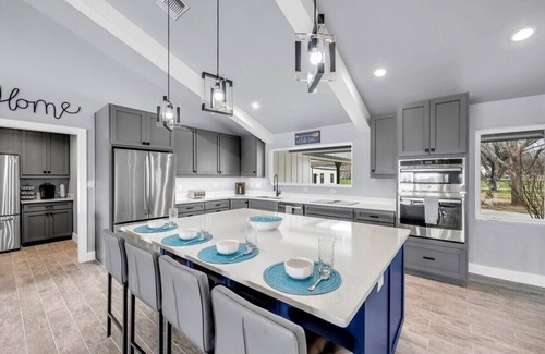 Kingsland House | River Oaks Luxury Lakeshore | Concierge Services Available