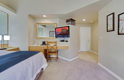 Century West House | River Ridge 427B - Meredith Lodging