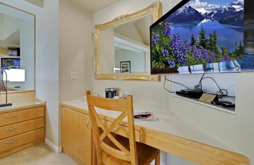 Century West House | River Ridge 427B - Meredith Lodging