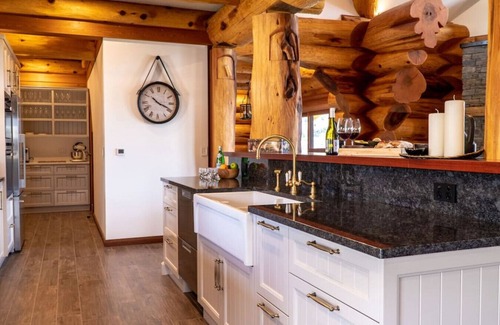 Tarras House | River Ridge | Luxury Log House | Stunning River View | Sleeps 10