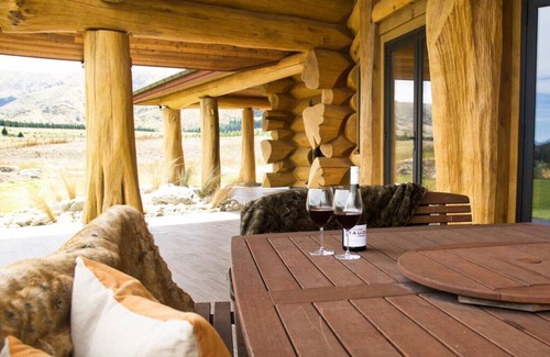Tarras House | River Ridge | Luxury Log House | Stunning River View | Sleeps 10