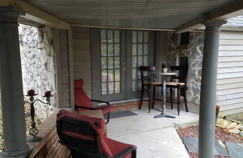 Willow Street House | River Rock Room at Muse House: Secluded Luxury in horse country.