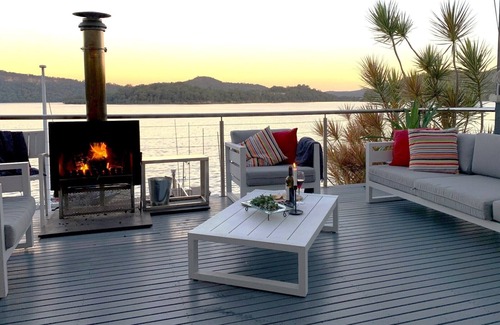 Bar Point House | river specials .DYARUBBIN. fireside living HAWKESBURY RIVER spectacular views