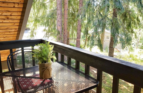 Leavenworth House | River view, large outdoor living with hot tub, fire pit, grill and pizza oven!