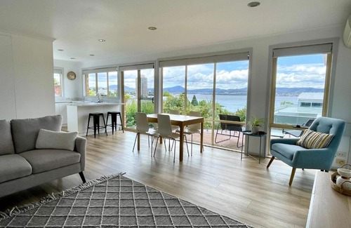 Sandy Bay House | River Views