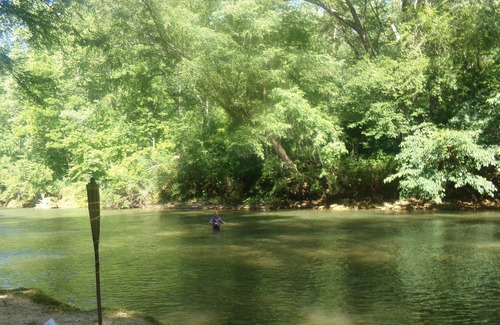 Dahlonega House | River with private beach, wineries, hot tub, and a great place for celebrations.