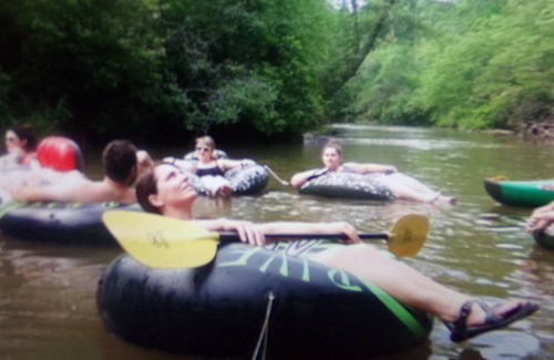 Dahlonega House | River with private beach, wineries, hot tub, and a great place for celebrations.