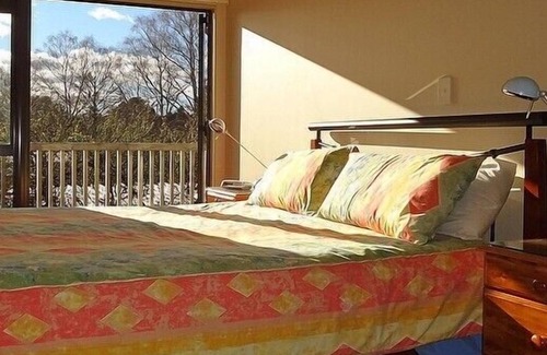 Rangatira Park Cottage | Riverbank Retreat - Taupo Holiday Home