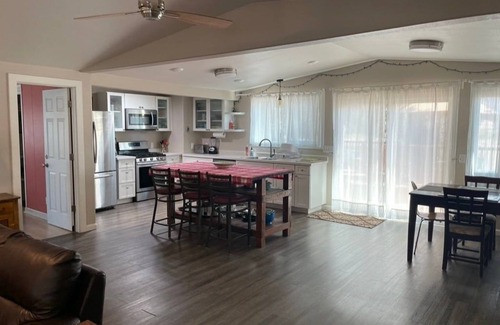 Middletown House | Riverbed House with hot tub