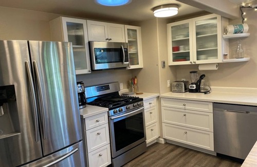 Middletown House | Riverbed House with hot tub