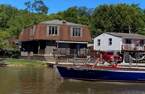 Vermilion House | RIVERBEND RETREAT LOWER UNIT WATERFRONT W/HOT TUB OPEN YEAR ROUND
