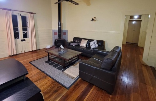 Tacoma South House | Riverfront 5 bedroom house in central coast