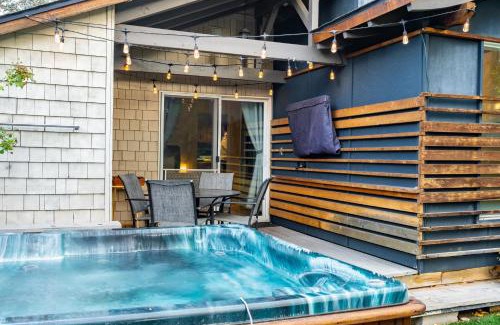 Old Bend House | Riverfront Bend by AvantStay Private Dock Large Yard w Views Hot Tub