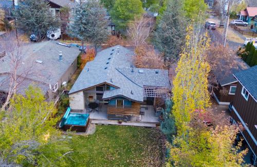Old Bend House | Riverfront Bend by AvantStay Private Dock Large Yard w Views Hot Tub
