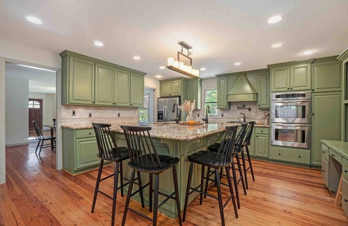 Douglasville House | Riverfront Cabin w/Hot Tub & Outdoor Movie Screen. Quiet Retreat In The Woods!